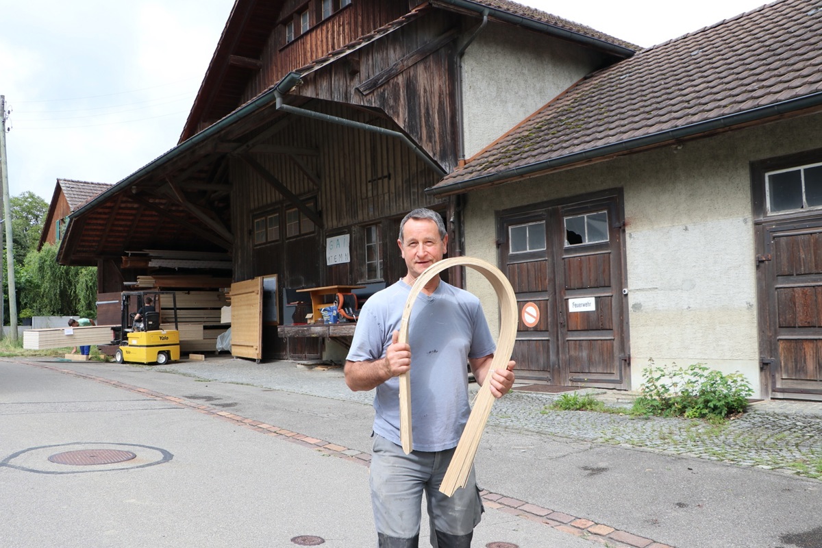 Nun gehört Schreiner Andreas Schmid das ganze Ensemble an der Hauptstrasse in Dätwil: die Scheune