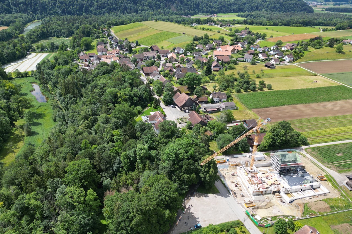 Alten verfügt über mehr als 300 Einwohnende und hätte Anspruch auf ÖV-Anschluss, hat aber keinen, weil der Ort nicht einfach mit einer bestehenden Linie erschlossen werden kann. Politische Vorstösse auf Stufe Kanton verlangen bereits bei der Planung von Neubaugebieten Überlegungen zum öffentlichen Verkehr – auch das wäre in Alten gegeben. Aktuell werden im Gebiet Schalchenriet, beim Dorfeingang von Marthalen her (Bild vom Juni), zehn Reiheneinfamilienhäuser und drei ­Wohnungen gebaut.