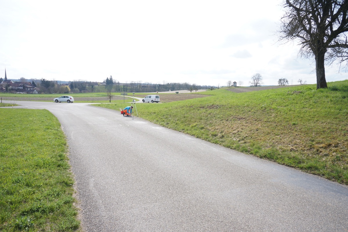 Ein Mitarbeiter des Ingenieurbüros Steinmann markierte am Mittwoch den Radweg: Auf der rechten Seite kommt dieser erhöht 2