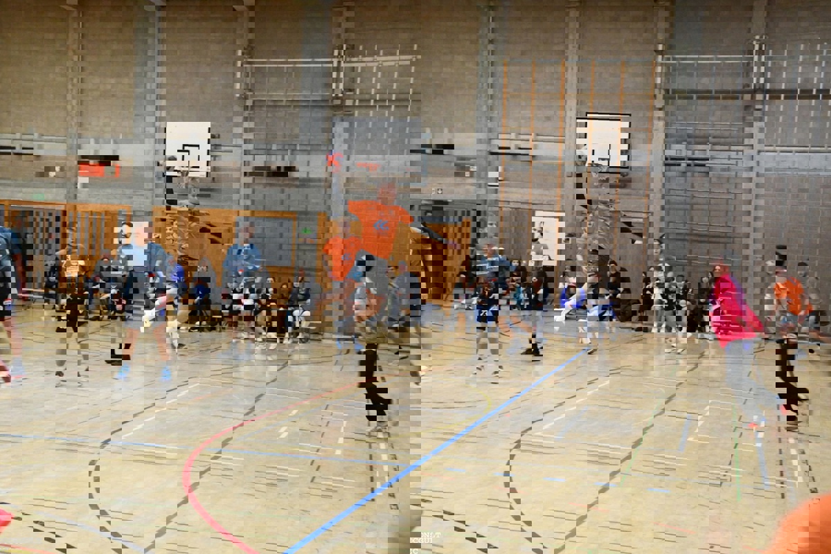 Der HC Andelfingen (orange) flog gegen den Partnerverein HC Neftenbach zum Derby-Sieg.