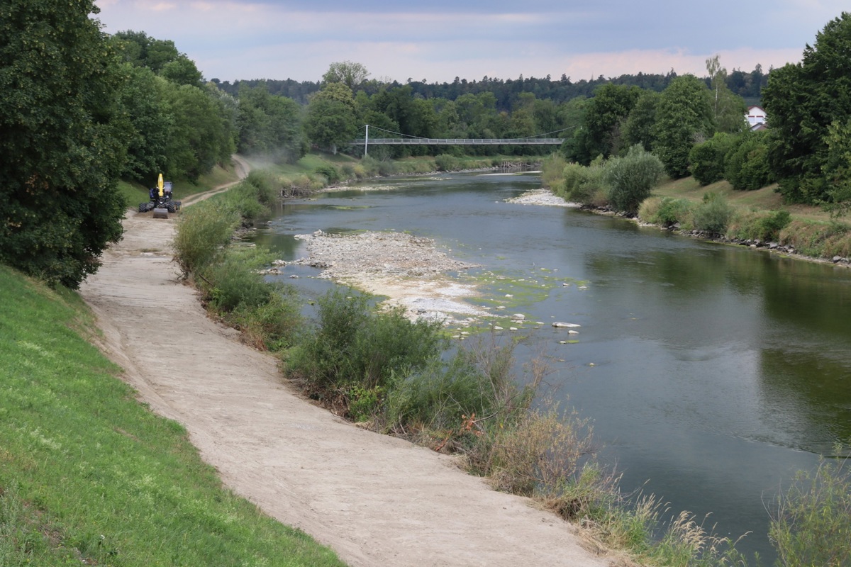 Die Thur bei Andelfingen zwischen Holz- und Hängebrücke. Bei Niedrigwasser wie am Mittwoch um 16 Uhr mit gut fünf Kubikmeter pro Sekunde kann man sich das andere Extrem, Hochwasser, fast nicht vorstellen. Um das Profil freizuhalten, entfernt der Gewässerunterhalt zurzeit auf dem Vorland auf der linken Flussseit Sediment bzw. Sand. 
