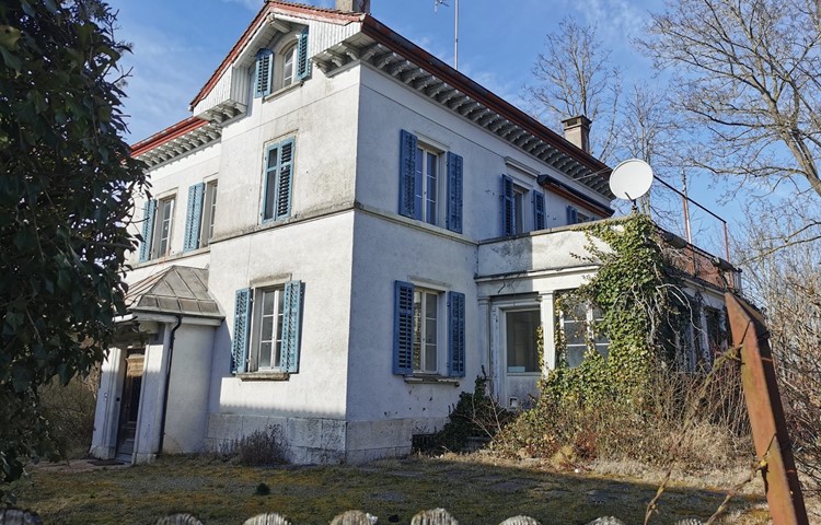 Das ehemalige Direktorenhaus, in dem Meinrad Reuss lebte, steht direkt neben dem Fabrikareal. Heute ist es unbewohnbar.