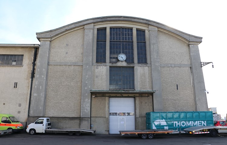 An die Wand dieses Fabrikgebäudes malte man zur Zeit der Bombardierung grosse Schweizer Kreuze – zum Schutz.