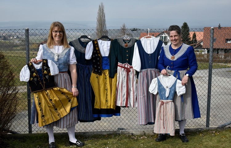Marlene Hilpertshauser (links) und Beatrice Frei mit einigen Trachten für Mädchen. Sie wünschen sich, dass sie Ende April beim Kinderumzug zum Sechseläuten in Zürich von einer Weinländer Delegation getragen werden.