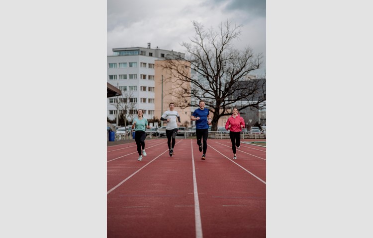 Nadine Wipf, Timon Aeschlimann, Robin à Porta und Seraina Hartmann (v.l.n.r.) bereiten sich gemeinsam auf den Zürich Marathon vor.