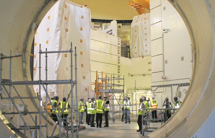 Teilnehmer einer Nagra-Medienreise besichtigen 2014 die im Bau befindliche Reaktorhalle in Olkiluoto (Finnland).