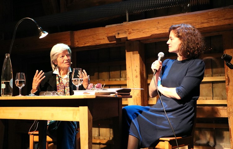 Elisabeth Binder (links) und Christine Loetscher im Gespräch.