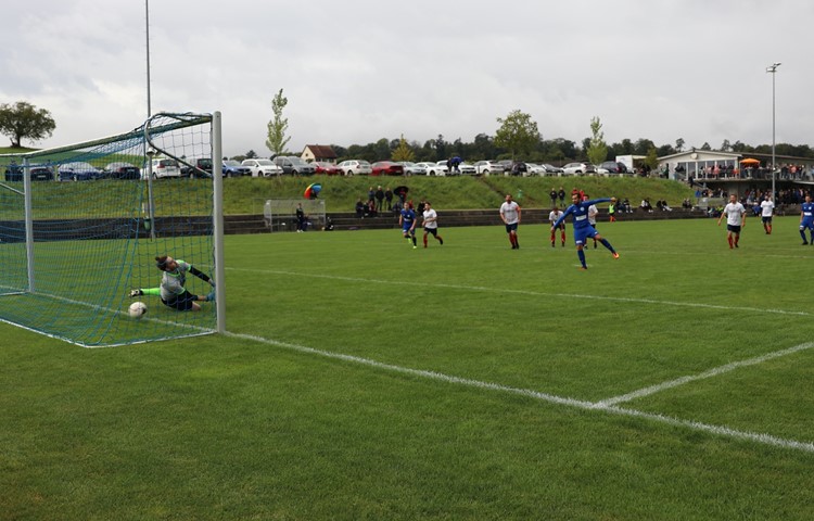 Loris Bosshardt (rechts) erwies sich als sicherer Elfmeterschütze und erzielte gleich drei Tore auf diesem Weg. Das Bild stammt aus dem Hinrundenspiel gegen denselben Gegner, das der FC Ellikon/Marthalen zu Hause gewann.