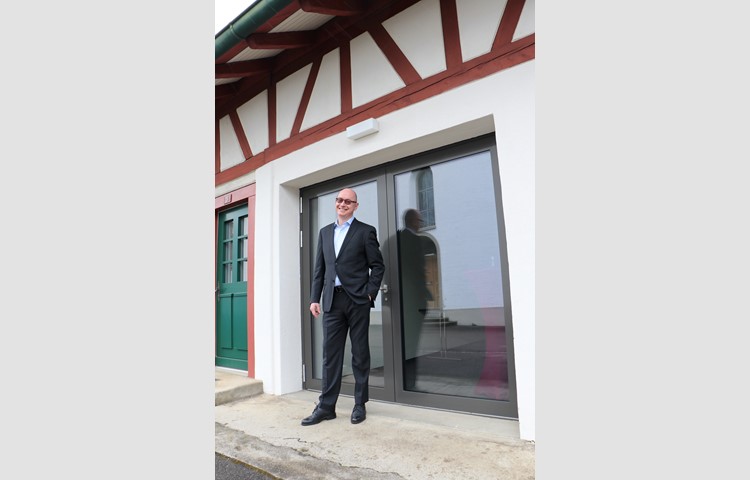 Seit 100 Tagen im Amt: Kirchenpflegepräsident Rolf Hans Elsener, hier vor dem Einkehrsaal vis-à-vis der Kirche Ossingen.
