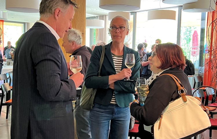 Awel-Chef Christoph Zemp im Gespräch mit den Marthaler Gemeinderätinnen Barbara Griesser Hohl und Conny Dünki.