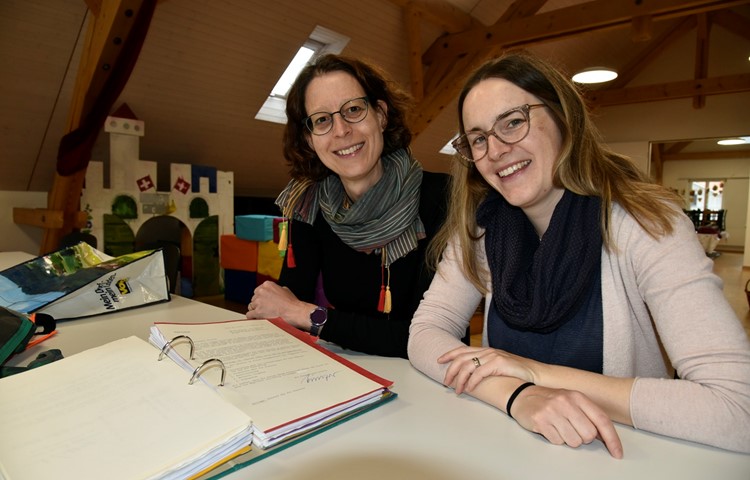 Präsidentin Cornelia Christen (hinten) und Aktuarin Caroline Rennhard beim Studium alter Unterlagen.