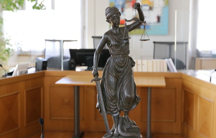 Justitia im Gerichtssaal von Andelfingen.