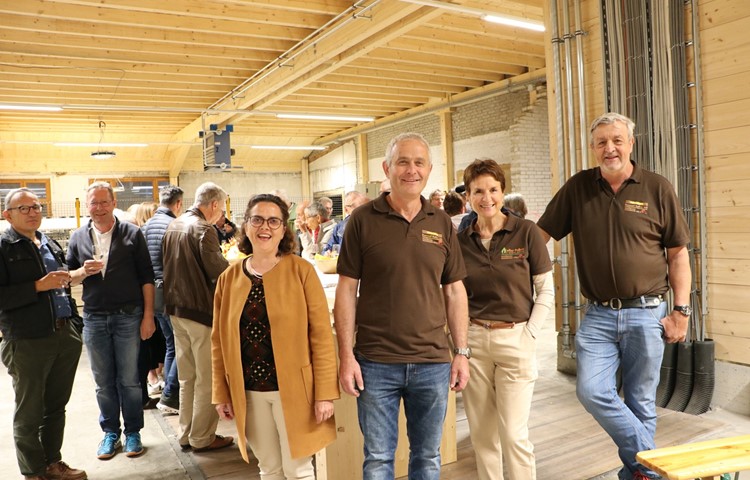 Linda Mathis-Hegg (Präsidentin FDP Bezirk Andelfingen) mit Hansruedi Ulrich, Gisela und Martin Keller (alle Konrad Keller AG) während des Apéros im Leimwerk der Sägerei in Stammheim.
