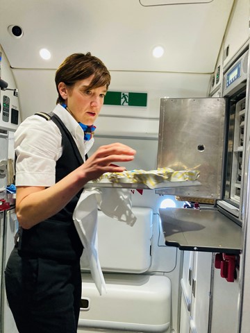 Ihr Traumjob, auch wenn er zurzeit anstrengend ist: Maître de Cabine Susanna Keller aus Andelfingen bei der Arbeit in der Bordküche.