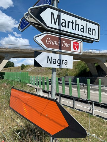 Noch weisen Tafeln den Weg zu Nagra-Baustellen – laut Nagra in allen drei Regionen.