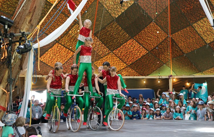 Im grossen Zirkuszelt aus 400 geknüpften Blachen konnten die Jublanerinnen und Jublaner unter anderem einen Auftritt eines Kinder-Zirkusses geniessen.