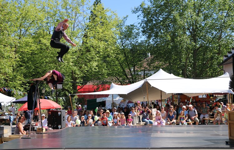 Am Inselfestival gibts von früh bis spät etwas zu bestaunen … wie 2017 schon Akrobatik auf dem Klosterplatz …