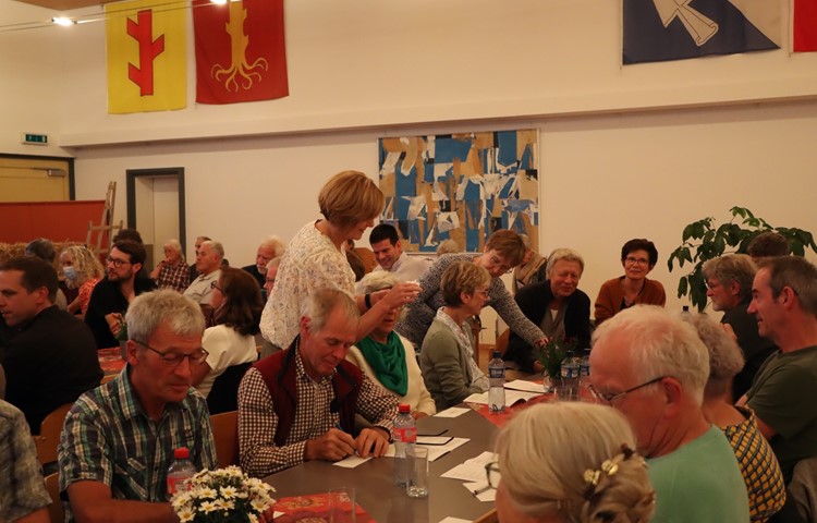Die Frauen und Männer des Gemeinderats (hier Ilona Diriwächter (l.) und Anita Fleury) verteilten die Zettel für die geheime Abstimmung persönlich.