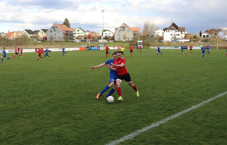 Am «Strich» wird um jeden Zentimeter beziehungsweise Punkt gekämpft. Mittendrin: der FC Ellikon/Marthalen (blau).