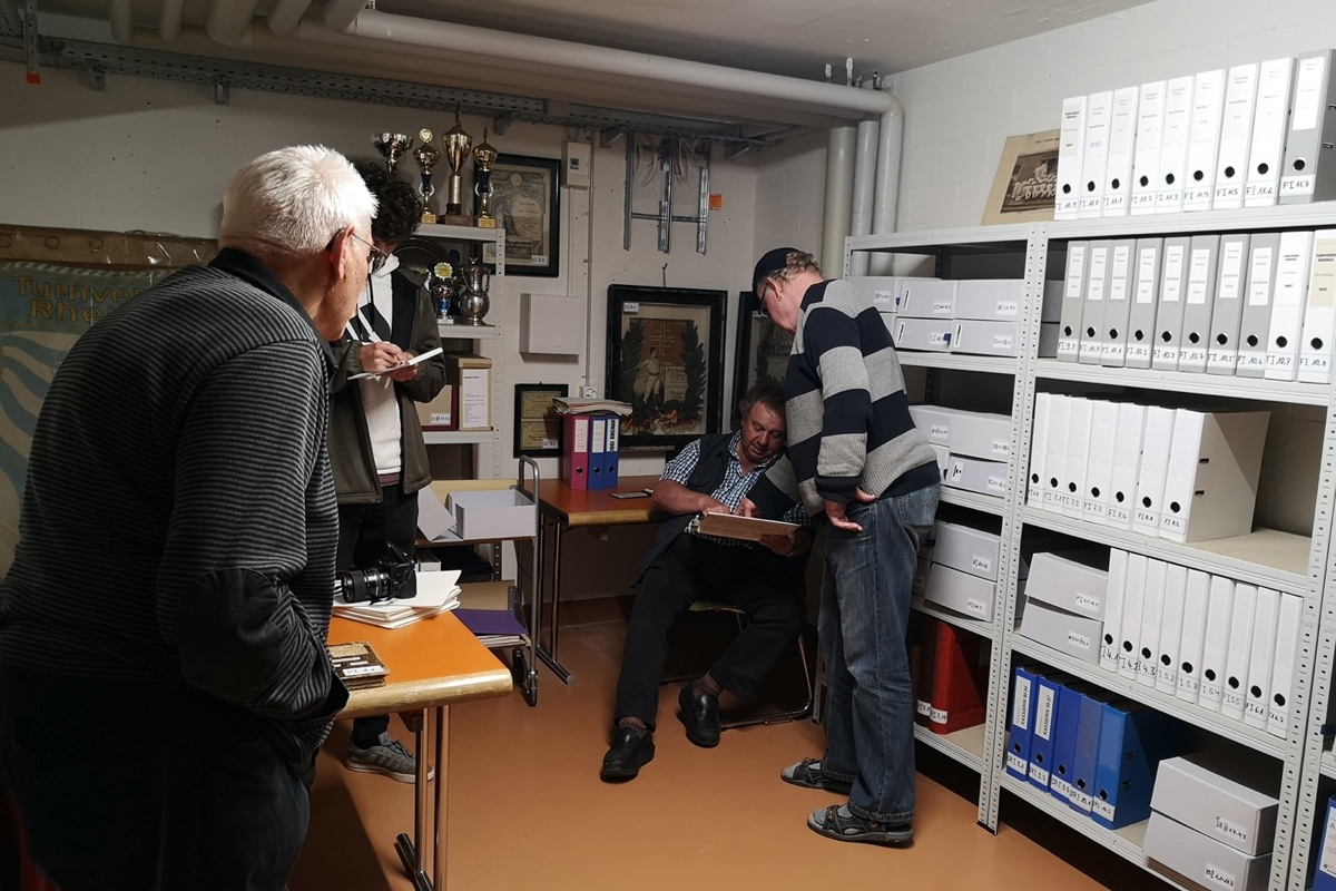 Im von Geni Zihlmann (ganz links) und Roland Rüfli (ganz rechts) eingerichteten Archiv gibt es allerlei aus der Geschichte des TV Rheinau zu entdecken.