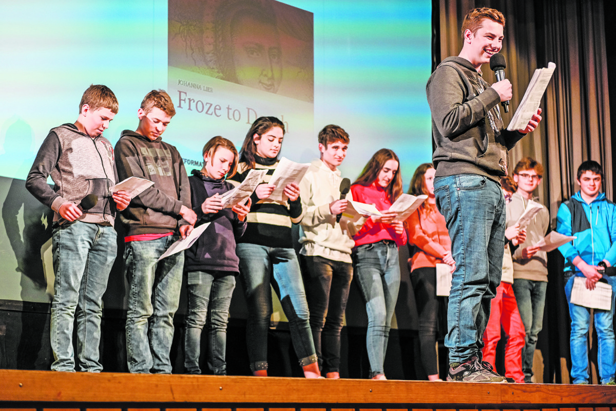 Die Schüler der Klasse 2 A/B aus Marthalen bei ihrer Buchlesung in Kappel am Albis.