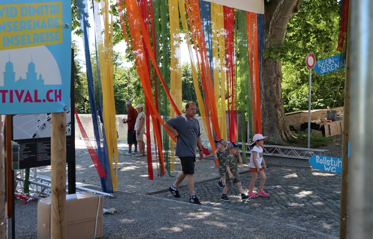 Drei farbige Vorhänge an den Zugängen zum Klosterplatz signalisierten: Ausnahmezustand!