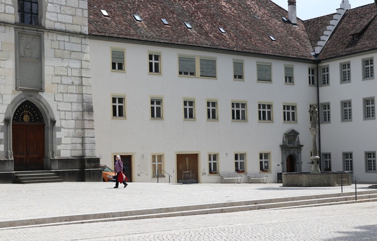 Der Abttrakt rechts neben der Klosterkirche.