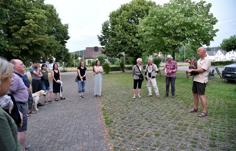 Andreas Lischke, Leiter der Greifvogelstation, informierte über Waldohreulen. Links daneben Sophie Baumann, Präsidentin Naturschutzverein Flaachtal, die den Anlass organisierte.