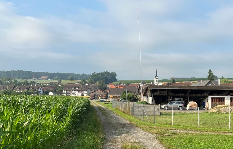 Mit der Antenne beim Werkhof will die Swisscom für ein besseres Netz in Altikon sorgen.