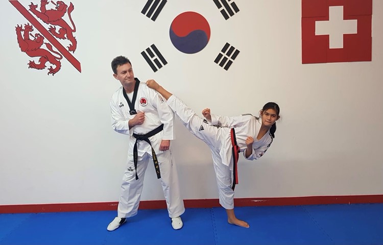 Leonie Probst mit ihrem Vater Armin Probst, der selbst Taekwondo betreibt.