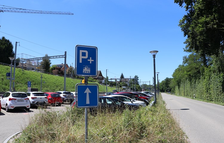 In Andelfingen braucht es mehr Parkplätze. Die Vergrösserung des Parkplatzangebots soll aber unterirdisch erfolgen und zwar im Gebiet Marktplatz/Löwenhof oder beim bestehenden Parkhaus.