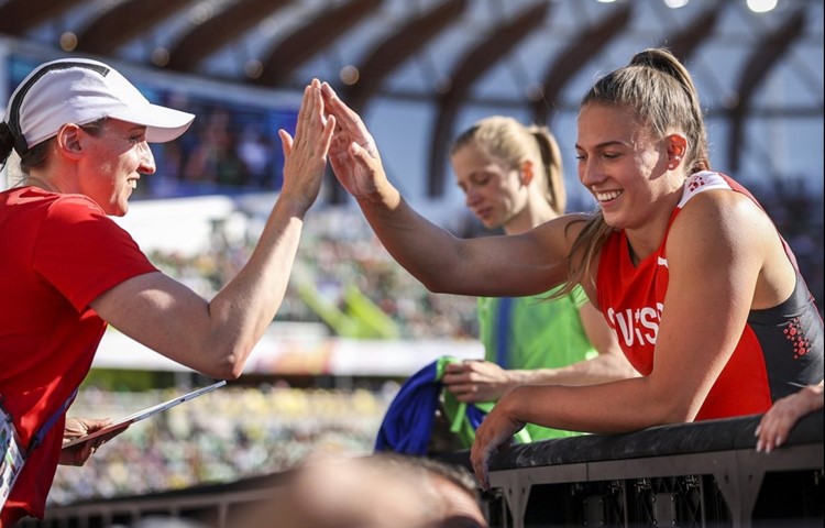 Angelica Moser freut sich mit Trainerin Nicole Büchler (links) über das gute Resultat.