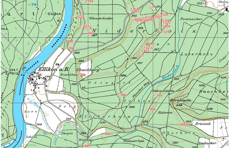 Beim Stein 1021 startet Route 1. Die Uferroute 2 führt zu Stein 1032 und 997.