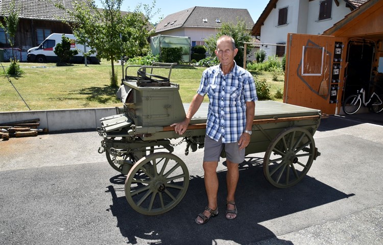 Fredy Schurter mit dem Furgon von 1922, der beim Militär für Transporte aller Art genutzt wurde.