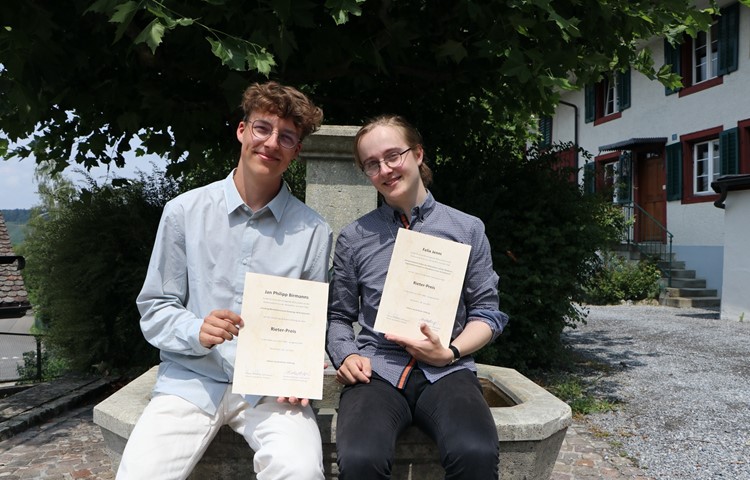 Jan Birmanns (l.) und Felix Jenni mit der Auszeichnung der Johann-Jacob-Rieter-Stiftung für ihre Maturitätsarbeiten.