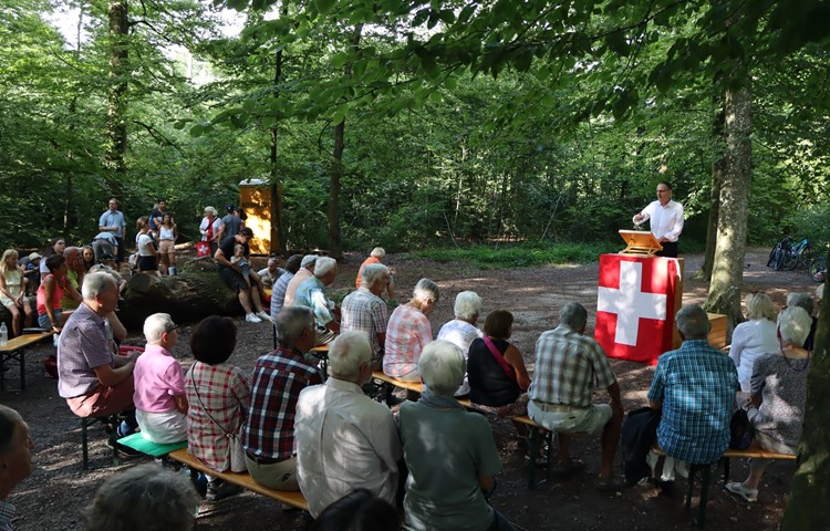Mario Fehrs Ansprache fand im schattigen Wald statt, die Festwirtschaft dann mit freier Sicht auf den Alpstein.