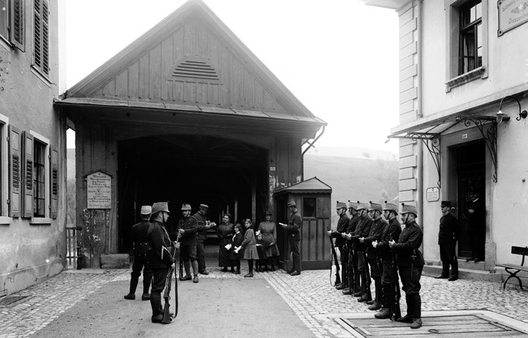 Grenzwachtposten an der Rheinbrücke zwischen 1914 und 1918.