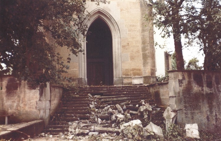 Sechs der zehn Türmchen fielen beim Sturm vom Kirchturm und zerschmetterten auf der Treppe und auf der Strasse.