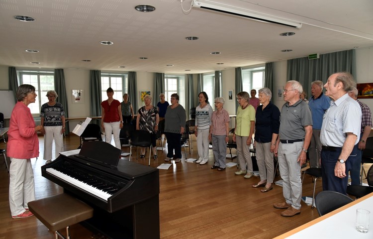Gemeinsames Singen macht unter der Leitung von Margrit Tenger Freude.