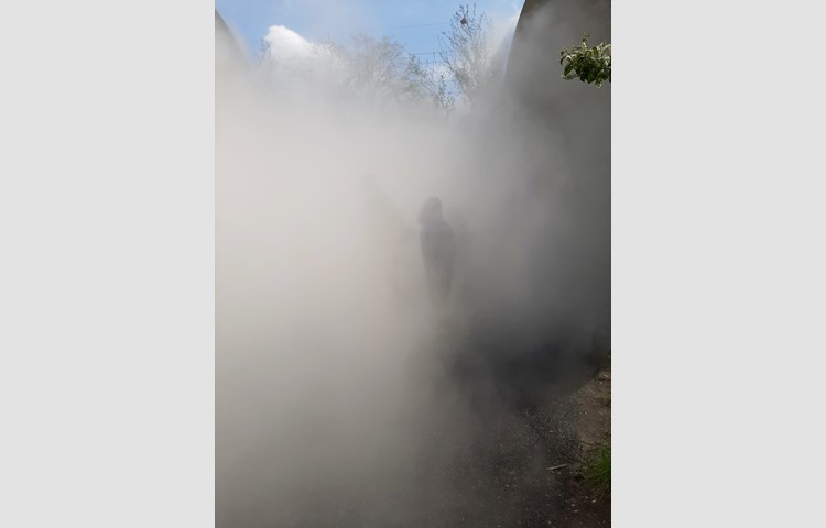 Eine Nebeldusche im Sommer – «Die gefangene Wolke» im Park des Technoramas Winterthur ist ein Hit.