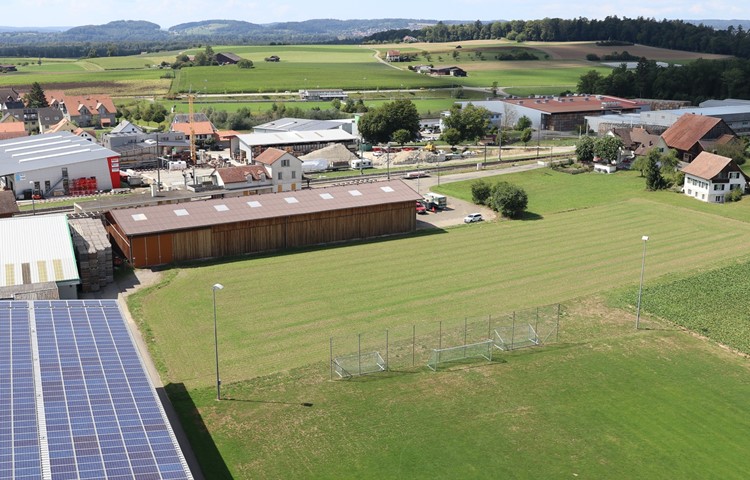 Der Sportplatz Schilling vom Landi-Turm aus, im Hintergrund die Wyland-Arena mit Klubhaus und zwei Spielfeldern.