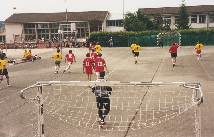 1999 fand das Andelfinger Handballturnier noch im Freien statt.