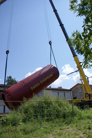Am Montag wurde der Speicher für das Netz der Konrad Keller AG geliefert. Er ist ohne Dämmung 11,7 Meter hoch, hat einen Durchmesser von 3,5 Metern und ein Fassungsvermögen von 105'500 Litern (4000 kWh Energie).