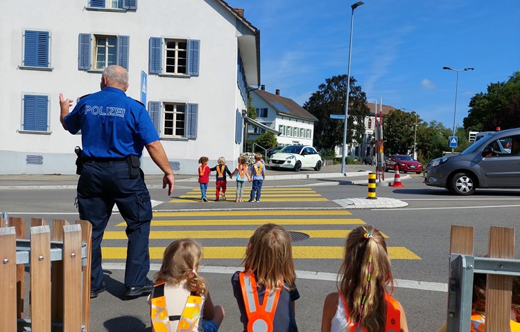 Am Montag übte Hansueli Gwerder von der Kantonspolizei mit Kindern das Überqueren der Flaacherstrasse mit Mittelinsel in Andelfingen. Neu tragen Erst- und Zweitkindergärtler unterschiedliche Leuchtstreifen: mit Dreieck bzw. Kreis.