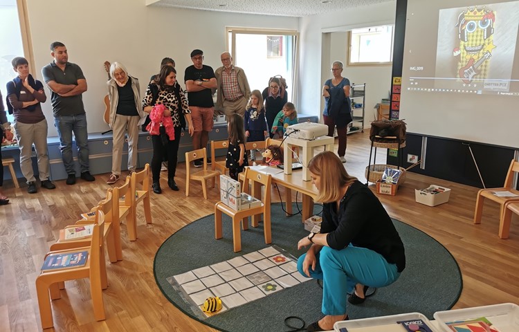 Lehrerin Agate Schlatter zeigt den Anwesenden, wie sich der Beebot einfach programmieren lässt. Die Kinder erhalten bereits im Kindergarten erste spielerische Lektionen im Umgang mit Medien und Informatik.