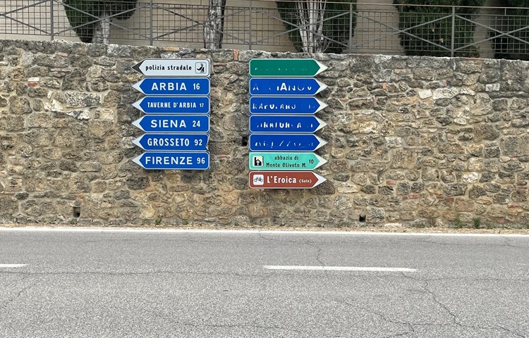 Die Navigation hatte so seine Tücken. Auch, weil nicht nur die Strassen, sondern auch die Wegweiser häufig von bescheidener Qualität waren. So zum Beispiel hier in der Toscana.