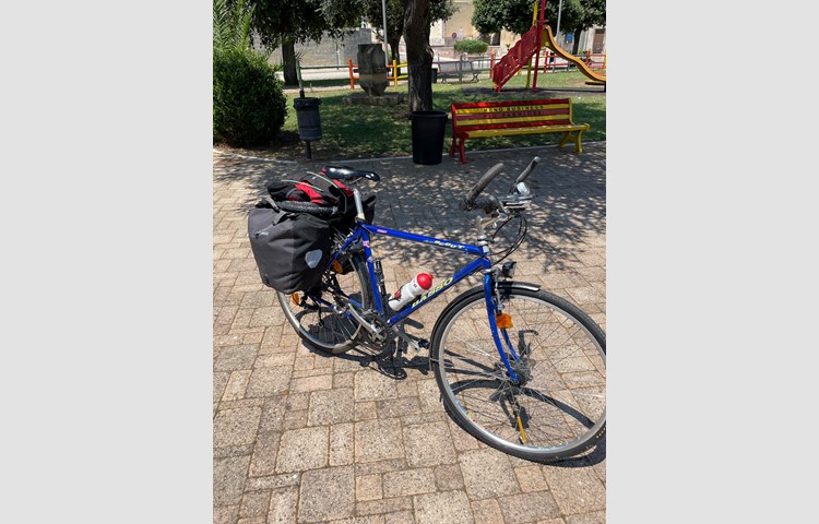 In der Freizeit ist Ruedi Koradi meist auf einem Rennrad oder dem Mountainbike anzutreffen. Für seine Reise gen Süden sattelte er für einmal dieses Tourenvelo. In zwei Satteltaschen und einem Rucksack führte er rund zehn Kilogramm Gepäck mit sich.