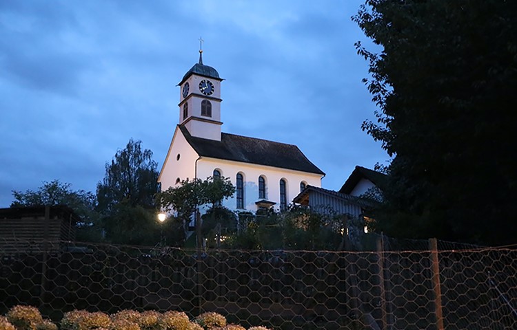 Steht im Dunkeln: Die reformierte Kirche Henggart von der Dorfstrasse aus gesehen.