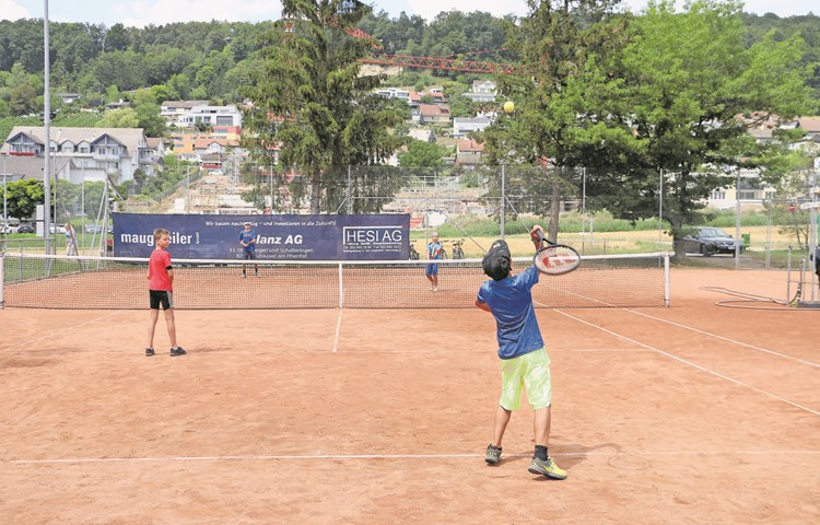 Ein guter Aufschlag ist wichtig im Tennis, deshalb wird er im Juniorencamp intensiv trainiert.