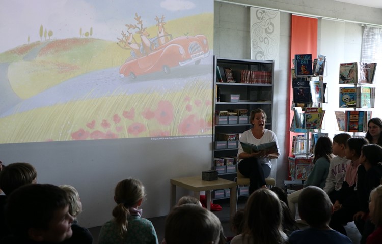 Bibliotheksleiterin Martina Oertli erzählt im Bilderbuchkino die Geschichte mithilfe von Bildern auf der Leinwand.